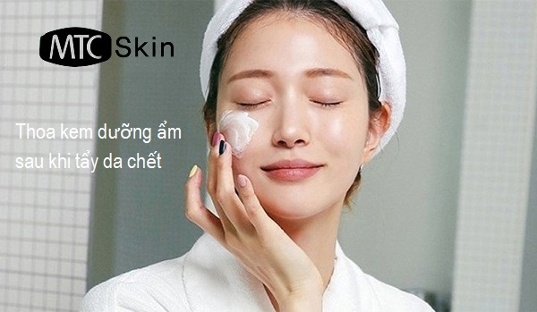 Thoa kem dưỡng ẩm cho da