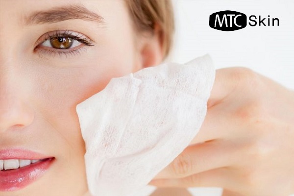 Sử dụng khăn giấy tẩy trang cho da nhạy cảm