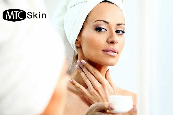 Thường xuyên dưỡng ẩm cho da vùng cổ