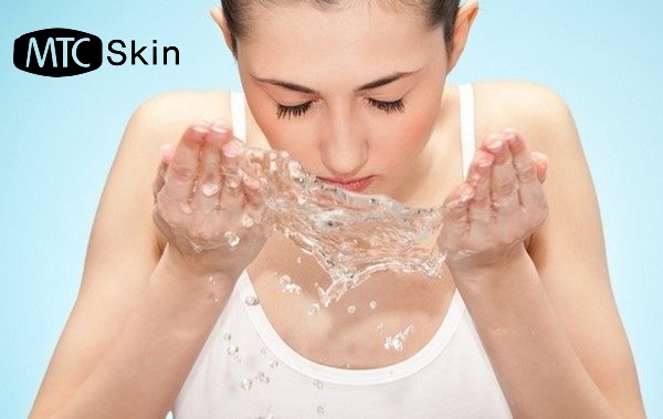 Rửa mặt với nước mát sau peel da