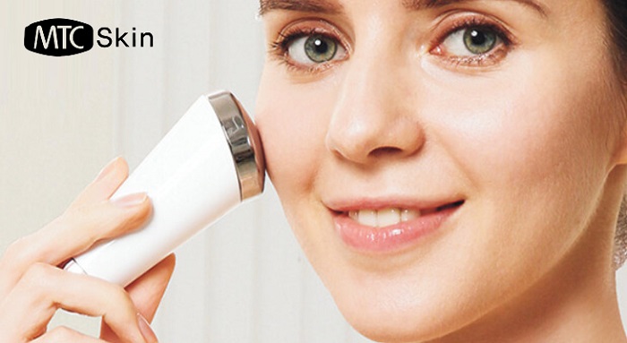 Dùng máy rửa mặt để tẩy da chết