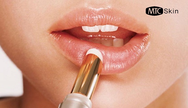Dưỡng và tẩy tế bào chết cho đôi môi